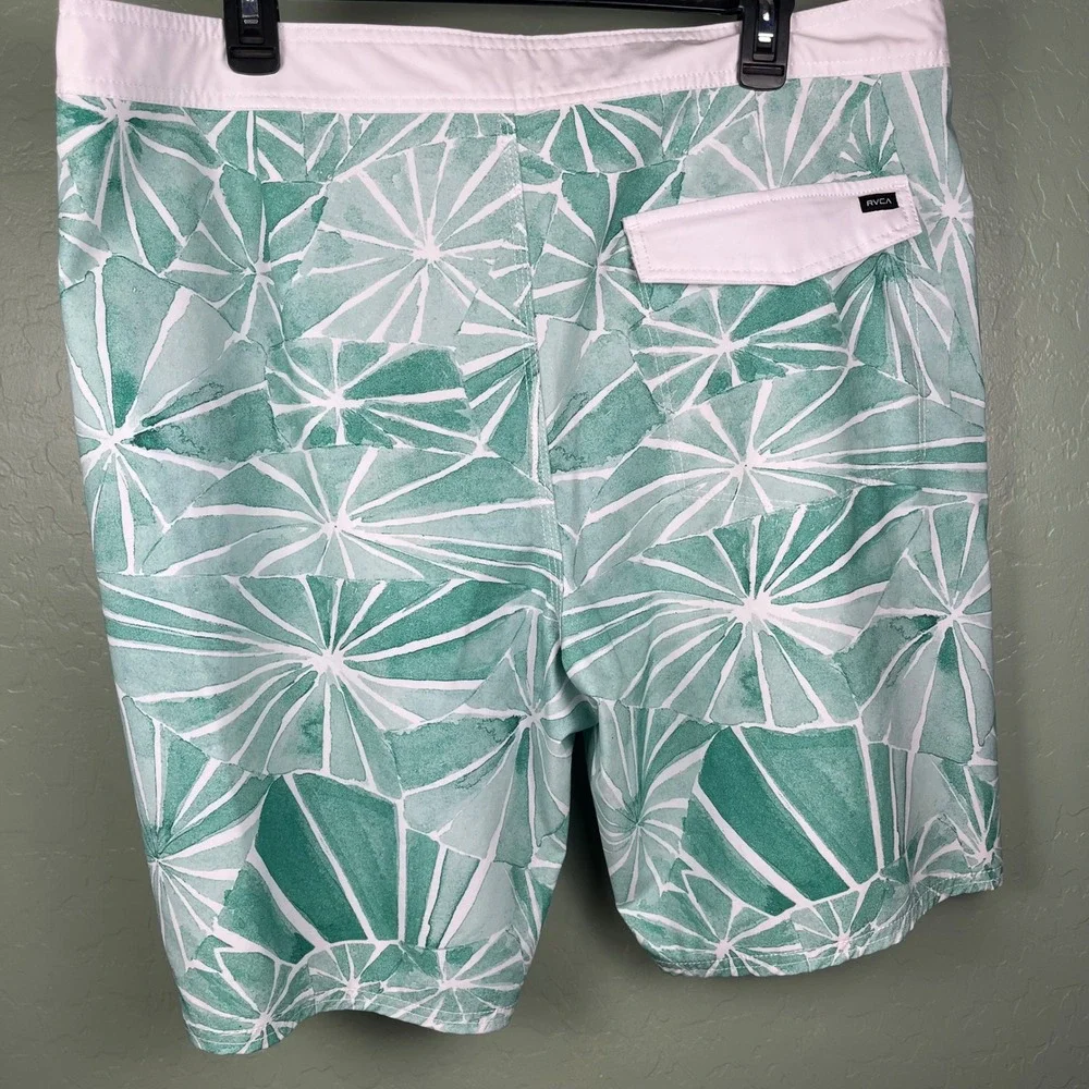 RVCA Men's Board Shorts Size 38‎ Green White Leaf Print Artist Network Program